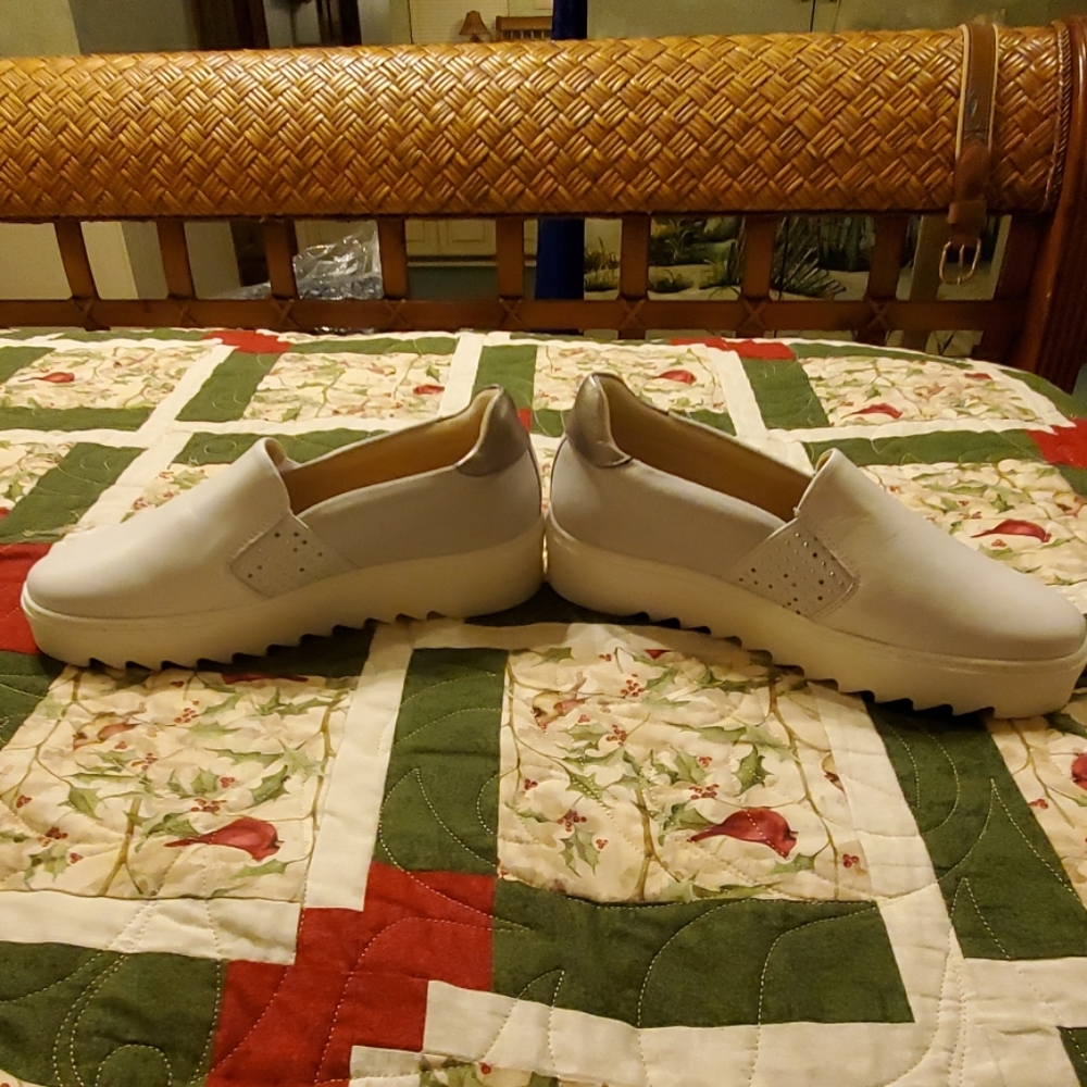 SHOES - Picture 2 of 7